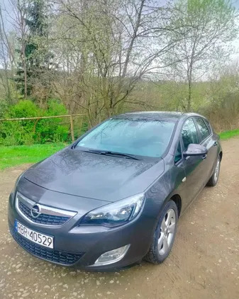 samochody osobowe Opel Astra cena 21000 przebieg: 210000, rok produkcji 2010 z Karczew